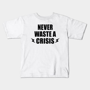 NEVER WASTE A CRISIS SPRUCH CORONA KRISE 2020 VIRUS PANDEMIE Kids T-Shirt